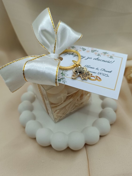 świeca w pudełku z brelokiem.jpg