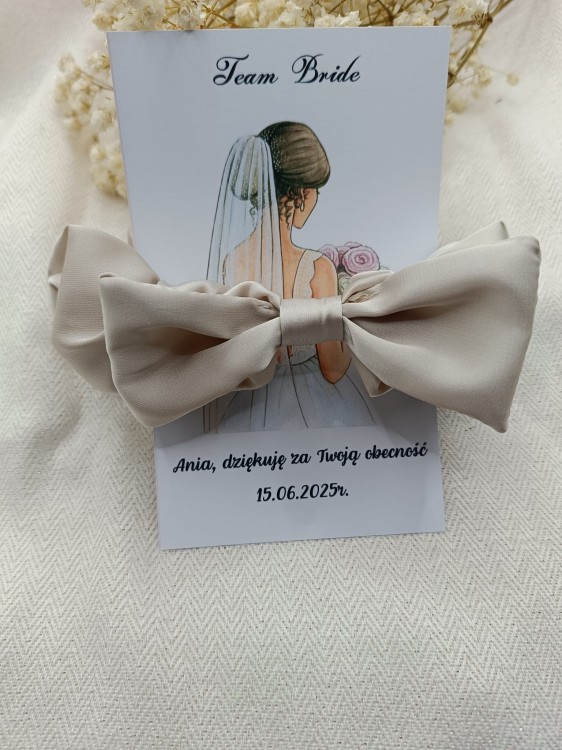 gumka z kokardą na karteczce.jpg